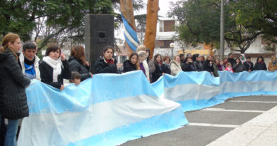 Con buen marco de público se desarrolló el acto oficial por el día de la Bandera
