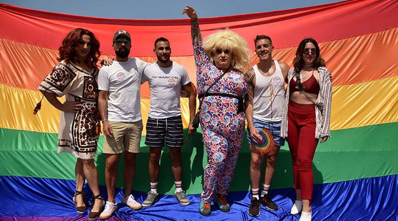 Una concentración y un beso para repudiar la discriminación en Ocean Club