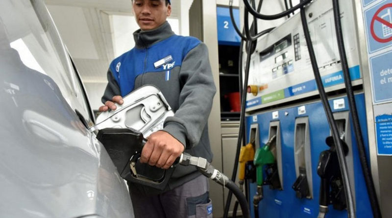 El Gobierno volvió a postergar la suba del impuesto a los combustibles