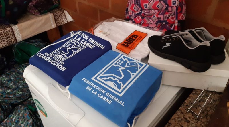 El Sindicato de la Carne hace entrega de los kits escolares