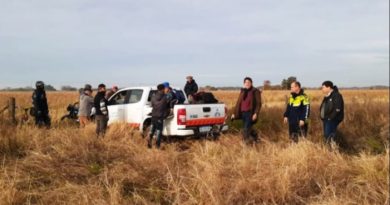 Detienen a 21 jóvenes que corrían carreras de motos en un campo de Junín