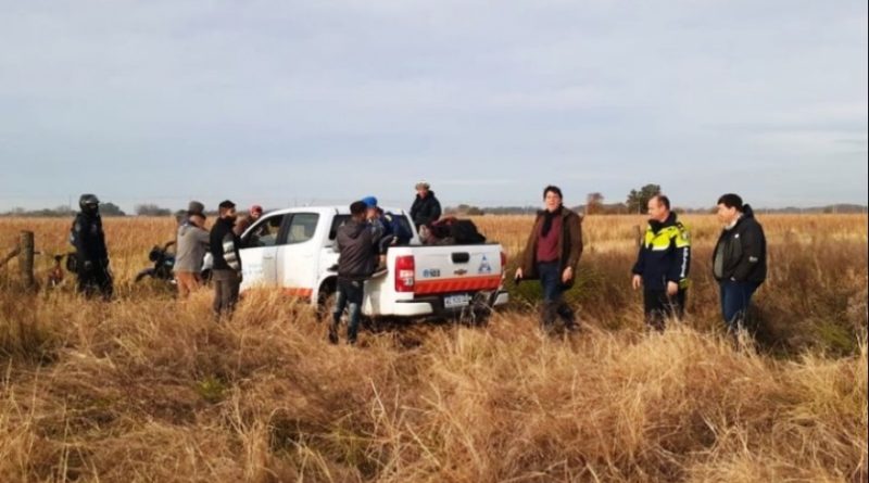 Detienen a 21 jóvenes que corrían carreras de motos en un campo de Junín
