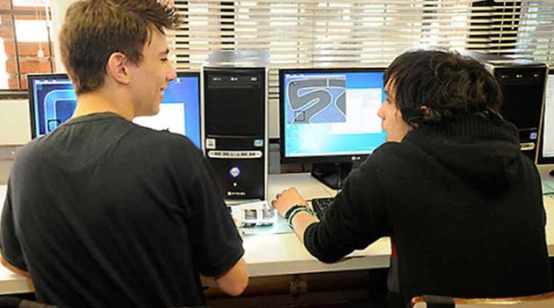 Estudiantes de Bahía Blanca ayudan a los docentes a usar herramientas tecnológicas para mejorar sus clases