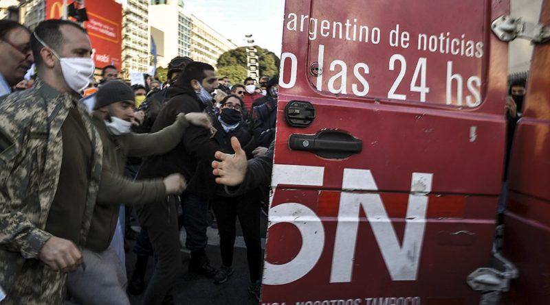 Un móvil de C5N fue atacado por manifestantes autoconvocados en el Obelisco