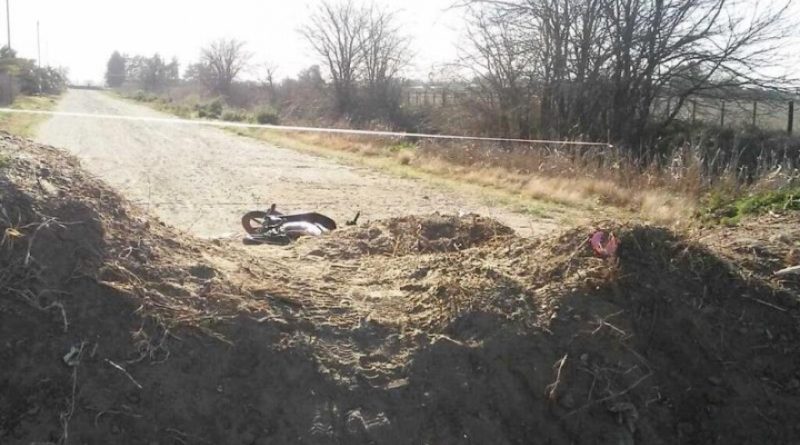 Joven mujer muere al chocar con su moto un talud de tierra que corta uno de los accesos a Lincoln