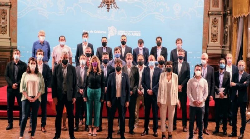 Firman convenios con intendentes para la construcción de viviendas