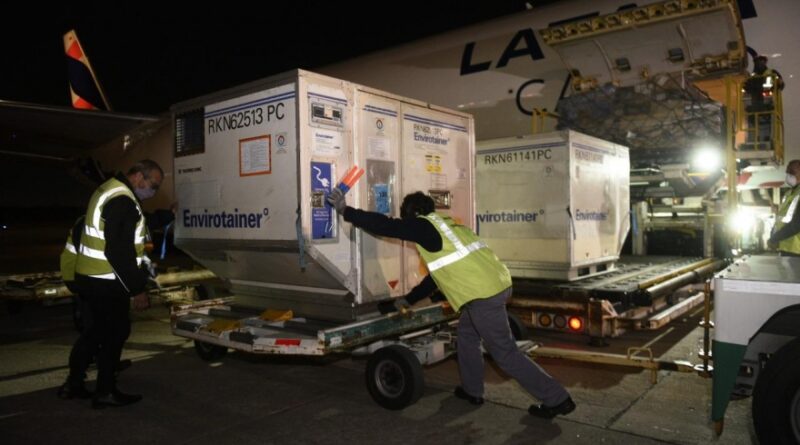 Más vacunas: Llegaron 1.453.565 dosis de Astrazeneca y Sputnik V