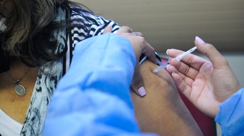 Un estudio avaló la vacunación conjunta y simultánea de la Covid-19 y la gripe