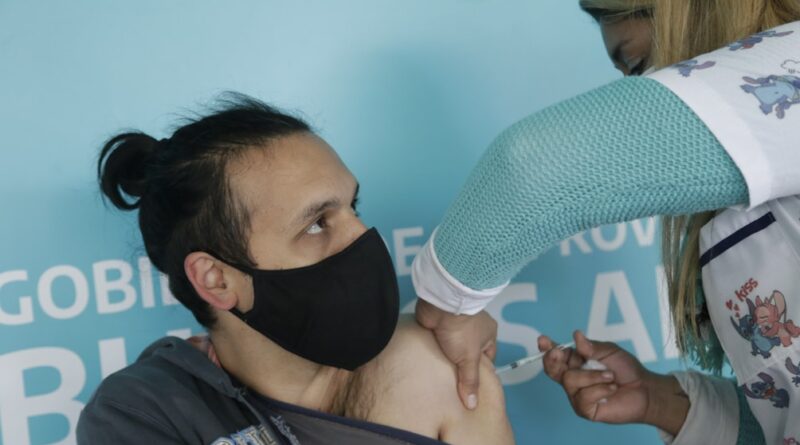 Avanza el plan de inmunización con la incorporación de grupos etarios más jóvenes en todo el país