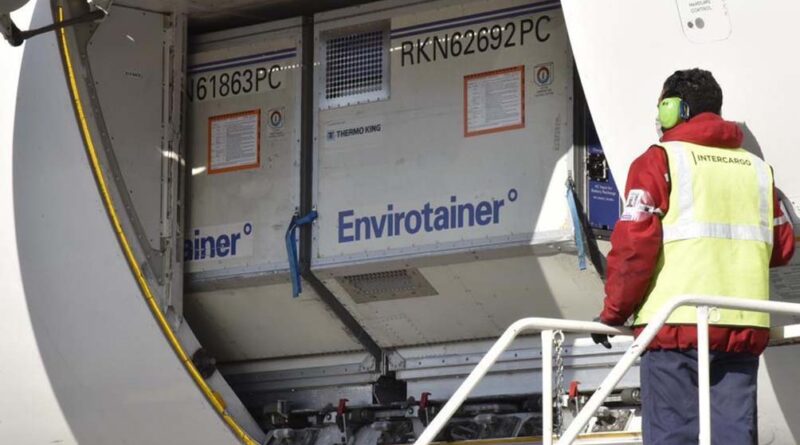 Llegó un vuelo con más de 800 mil vacunas de AstraZeneca