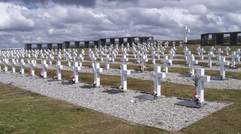 Hallan restos de seis combatientes de Malvinas sepultados en una misma tumba