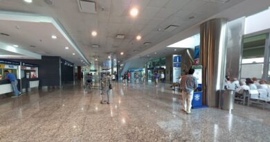 El Gobierno analiza aumentar el número de vuelos y pasajeros que llegan al país