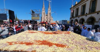 Cocinaron la milanesa a la napolitana «más grande del mundo» en Luján