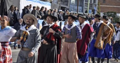 Con desfiles, peñas y actos, se celebró el Día de la Independencia en todo el país