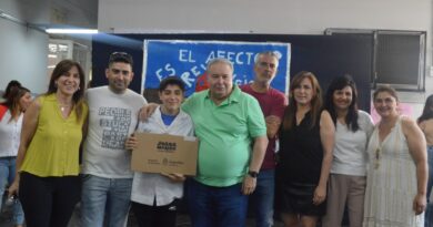 80 estudiantes más recibieron sus computadoras