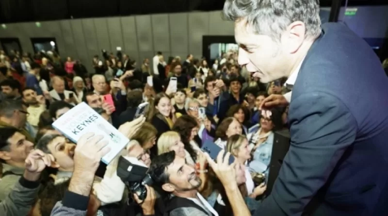 Kicillof presentó en la Feria del Libro la nueva edición de su obra: “Volver a Keynes”