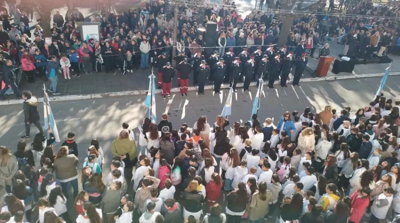 Emotivo acto protocolar por el Día de la Bandera