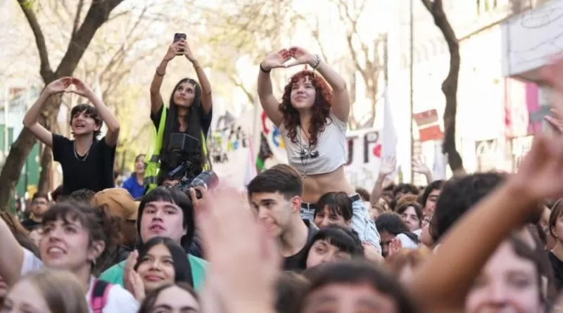 A 49 años de la «Noche de los Lápices» y 70 de la «Revolución fusiladora» A 49 años de la «Noche de los Lápices» y 70 de la «Revolución fusiladora»